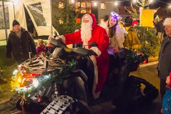 Tipps für das dritte Adventswochenende in und um Freiberg: Orgeln, Bergaufzüge und Überraschungsmobil - In Rothenfurth kommt der Weihnachtsmann mit schwerem Gerät.