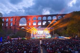 Tipps für das Pfingstwochenende im Vogtland: Vogelschießen, Rock Classics, Falken Rock - Die Göltzschtalbrücke ist am Wochenende nicht nur Schauplatz des Rock Classics, sondern auch Kulisse für einen Auftritt des Komikers Olaf Schubert.