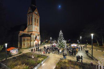 Tipps für das zweite Advents-Wochenende im Oberen Vogtland - Advent am Kirchplatz Bad Elster. In der Trinitatiskirche gibt es am Samstag, 19.30 Uhr, Bachs Weihnachtsoratorium, Adventszauber auf dem Platz am 13. und 20. Dezember, 16 bis 20 Uhr.