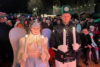Tipps für die Hutzntage in Zwönitz: Das sollten Besucher sich nicht entgehen lassen - Mehrere hundert Menschen waren vergangenes Jahr beim „Ahlichteln“ dabei. Unter ihnen auch Engel (Lucie Büssow) und Bergmann (Michael Müller), die zuvor den Umzug in die Innenstadt begleitet hatten.