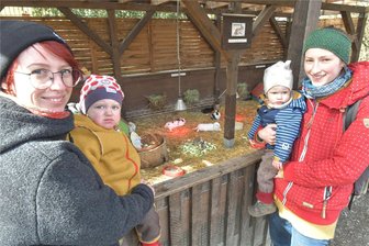 Tipps für die Ostertage im Raum Freiberg: Wo hoppelt der Osterhase? - Der Tierpark Freiberg erwartet am Osterwochenende viele Gäste. Am Samstag gibt es ein Osterfest. Dann hoppelt auch der Osterhase vorbei. Im Bild Lena Kaden mit Frida (1 1/2) und Ina Pflug mit Ronja (1 1/2) am Kaninchengehege.