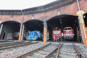 Tipps für Eisenbahnfans: Am Wochenende findet das Heizhausfest auf dem Chemnitzer Schauplatz Eisenbahn statt - Der Lokschuppen auf dem Gelände des Schauplatzes Eisenbahn in Hilbersdorf. Auf der Anlage findet am Wochenende das Heizhausfest statt.