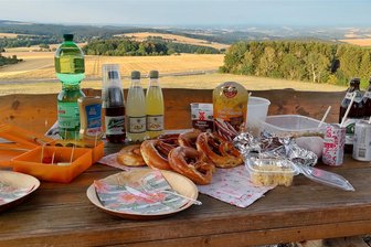 Tipps für Wanderhungrige zu Pfingsten: Das sind die schönsten Picknickplätze im Vogtland - Der Blick von der Reuther Linde lässt das Vogtland-Herz höher schlagen.