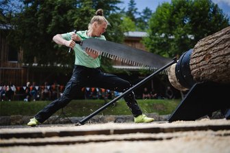 Tipps fürs Wochenende: Sportholzfäller, große Vereinsfeste und Michael Schulte - Die Moschheimerin Alrun Uebing ist amtierenden Deutsche Meisterin der Frauen und zweifache Weltrekordhalterin. Am Sonntag tritt sie in der Sparkasse Vogtland-Arena Klingenthal an.