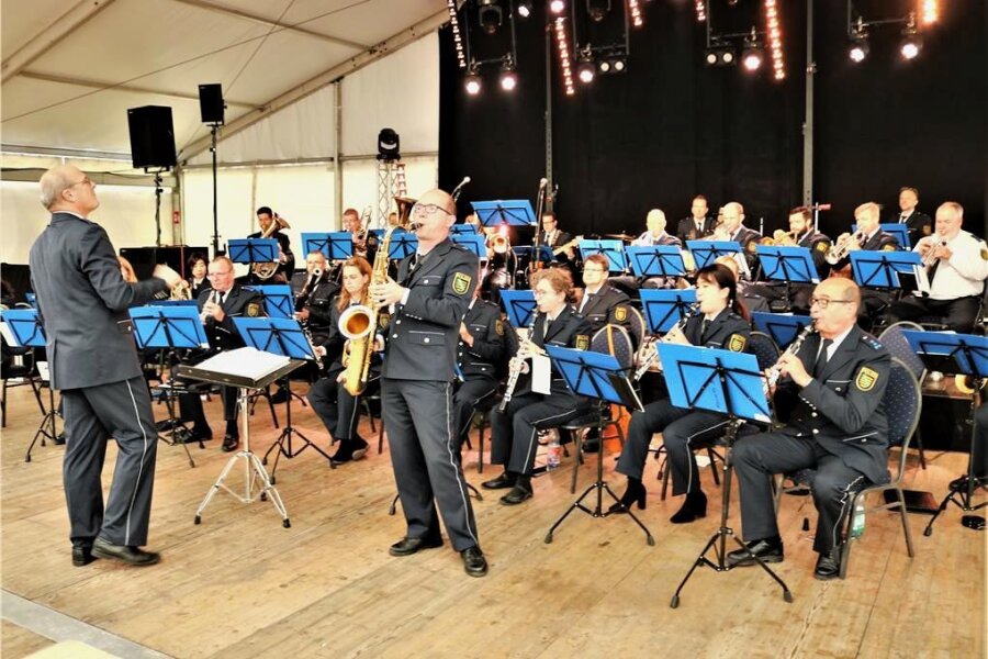 Tipps gegen den Enkeltrick: Polizeiorchester spielt und informiert in Flöha - Das Polizeiorchester Sachsen, hier bei einem Auftritt 2022 in Oederan, ist am Samstag in Flöha zu Gast. 
