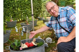 Tipps zum Abkühlen bei der Ausstellung Haus- und Gartenträume in Lichtenwalde - Peter Golde aus Nordsachsen begeistert sich für die Wasserspiele von Irene Böhnlein bei den 14. Haus- und Gartenträumen im Barockgarten Lichtenwalde.