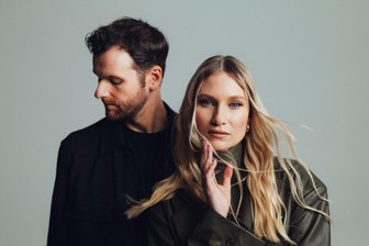Tipps zum Wochenende im Oberen Vogtland: Elektropop-Duo Glasperlenspiel eröffnet Saison im Naturtheater Bad Elster - Das Elektropop-Duo Glasperlenspiel eröffnet am Samstag, 20 Uhr, die Saison im Naturtheater Bad Elster.