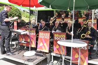 Tipps zum Wochenende im Vogtland: Jubiläumskonzert, Modellbahnschau und Operetten-Premiere - Die Brass Socks feiern am Samstag mit einem Jubiläumskonzert ab 19 Uhr im Gasthof Zum Walfisch in Zwota fünfjähriges Bestehen. Das Foto entstand zur Behrendt-Party 2025 in Zwota.