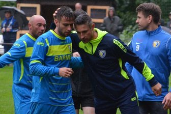 Tiroler entscheiden Regenschlacht für sich - Ronny Wollnitzke (r.), der Trainer des SV Tirol Dittmannsdorf, bejubelt mit Torschütze Sebastian Viertel (l.) das 1:0 gegen Großrückerswalde. Am Ende freuten sich die Gastgeber sogar über ein 3:0.
