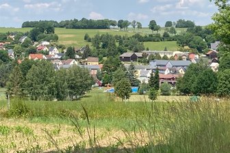 Tirpersdorf feiert ab Freitag vier Tage Kirmes - In Tirpersdorf, im Foto eine Ortansicht von der Brotenfelder Straße, ist vom 1. bis 4. November die Kirmes.
