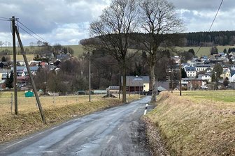 Tirpersdorf investiert in sicheren Rad- und Fußweg: Startschuss 2026 - Entlang der Kreisstraße von Brotenfeld nach Tirpersdorf entsteht in diesem Jahr ein kombinierter Fuß- und Radweg - auf dem Feldhang neben der Straße auf 400 Meter Länge.