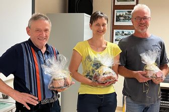 Tirpersdorf verabschiedet Gemeinderäte - Bianca Rudert (Mitte), Klaus Stephan (links) und Thomas Kesselboth scheiden aus dem Gemeinderat Tirpersdorf aus.