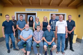 Tirpersdorf verzichtet auf erneute Stasi-Überprüfung - Der Tirpersdorfer Gemeinderat traf sich am Donnerstagabend erstmals. Hier vor dem neugestalteten Bücherhäusl mit Bürgermeister Ralph Six (parteilos, im Bild ganz rechts).