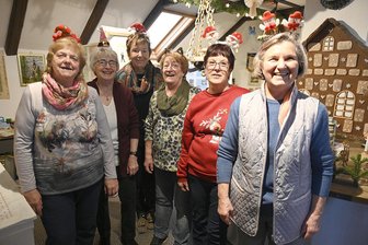 Tirpersdorfer holen Schätze vom Dachboden - Brigitte Engler, Sigrid Six, Karin Rudert, Angelika Vödisch, Karin Förster und Erika Rogler (von links), nicht im Bild ist Brigitte Clemens.