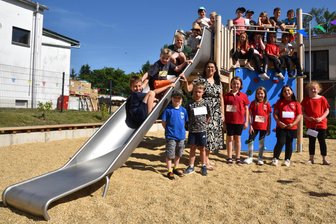Tirpersdorfer Hort freut sich über neues Außengelände - Die Hortkinder in Tirpersdorf haben einen Kletterturm mit einer Rutsche erhalten.