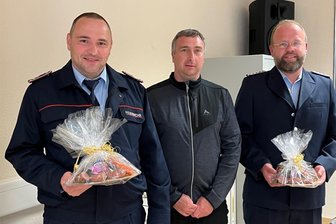 Tirpersdorfer Ortswehr hat eine neue Leitung - Mike Gärtner (links) ist neuer Ortswehrleiter, Robert Schlösinger (rechts neben Bürgermeister Ralph Six) Vize.