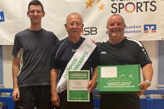 Tirpersdorfer wird „Champion des Ehrenamts“ - Karl-Heinz Müller (Mitte) wurde mit der Auszeichnung „Champion des Ehrenamts“ geehrt. Dem 79-jährigen Brotenfelder gratulierten Sebastian Petzold (links) und Vize-Vorsitzender Bernd Schilbach.