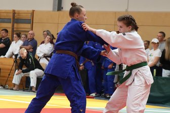 Tirpersdorferin gewinnt Silber bei Mitteldeutschen Judo-Meisterschaften in Adorf - Lisa Stucke (rechts) im Kampf gegen eine Kämpferin vom JC Halle.