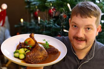 Tisch reservieren für Weihnachten und Silvester: Wann Restaurants in der Region Zwickau Termine für die Festtage vergeben - Gänsebraten mit Rosenkohl, Maronen, Rotkraut und Kloß serviert Benny Treiber an Weihnachten in der Erbschänke Wernsdorf.