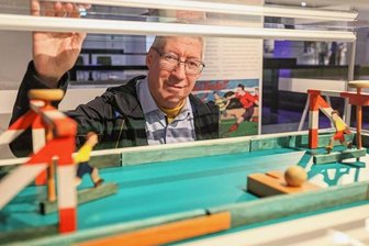 Tischfußballschau mit guter Resonanz - Dieses Tischfußballspiel aus dem Jahr 1950 wurde in Deutschkatharinendorf im Erzgebirge produziert. Gespielt wird Mann gegen Mann.