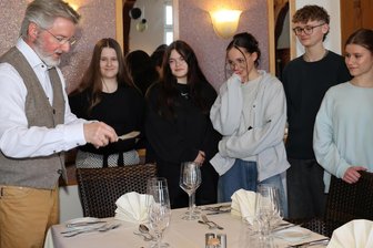 „Tischlein deck dich“ ist im wahren Leben harte Arbeit - Junge Leute erkunden Berufe im Erzgebirge - Martin Wieggrebe, Direktor des Sonnenhotels „Hoher Hahn“, erklärt die Bestecke.