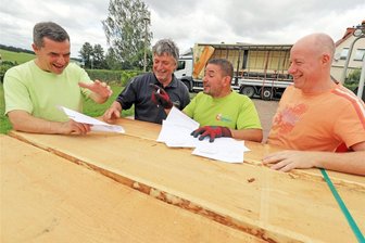 Tischler in Mittelsachsen kämpfen gegen „Zwangsvereinigung“ - Die gute Laune lässt man sich nicht vermiesen: Peter Hermsdorf (2.v.l.) mit seinen Mitarbeitern Matthias Haase (l.), Mike Dulewicz und Holzlieferant Ronny Badzio. Zwölf Jahre ist Peter Hermsdorf Innungsobermeister im Altkreis Freiberg. Er sorgt sich, dass die Wege zu weit sein werden in einer großen Innung.