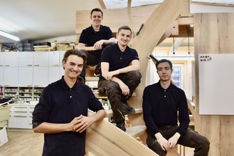 Tischlerei Hösel in Limbach-Oberfrohna: Gleich vier Gesellen glänzen bei Nachwuchswettbewerb - Adrian Klemm, Alexander Vogel, Jeremy Müller und Niklas Büge (v.li.) sind die Tischlergesellen, die ihre Zukunft im Limbacher Betrieb Hösel sehen.