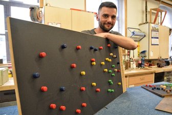 Tischlerei-Start-up in Adorf: Ein Mann für Besonderes aus Holz - Robin Jacob stellt in seiner Tischlerei Manufaktur in Adorf auch Magnetwände her. Für diese gibt es bald einen eigenen Onlineshop.