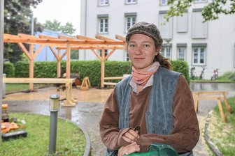 Tischlerin auf der Walz – mit Zwischenstation in Chemnitz: „Hier habe ich am meisten gelernt“ - Tine, reisende Tischlerin, baut im Wohnzentrum für Menschen mit Behinderung gemeinsam mit den Bewohnern eine Pergola und einen Geräteschuppen.