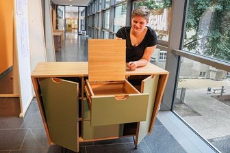 Tischlerin aus Überzeugung: "Am Abend sieht man, was man gemacht hat." - Laurentine Fichtner von der Firma Ernst Rockhausen Söhne mit ihrem Gesellenstück, einem Sideboard. Das Möbelstück ist gleichzeitig Bestandteil der Ausstellung von Gesellenstücken der Tischlerlehrlinge in der Handwerkerschule Chemnitz.
