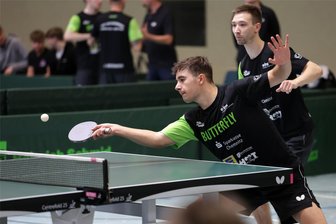 Tischtennis, 3. Bundesliga: Hohenstein-Ernstthal kassiert deutliche Niederlage - Karl Zimmermann (vorn) und Nick Neumann-Manz, hier bei einem Heimspiel der ersten Sachsenring-Mannschaft im Einsatz, bekamen mit dem TTC II trotz der vom Ergebnis sehr klaren Niederlage Lob vom Gegner.