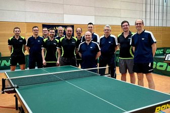 Tischtennis: Annaberger und Geyersdorfer teilen im Derby den Kuchen, aber nicht die Punkte - Die Bezirksklasseteams vom TTC Annaberg und dem SV Geyersdorf trafen sich zum Stadtderby: Julian Schreiter, Roy Köhler, Robert Geier, Lars Bräuer, Jörg Stier, André Otto, Steve Landrock, Thomas Goth, Tristan Kautzsch, Holger Kunz, Max Teucher, Robert Schönfelder (v.l.n.r.).