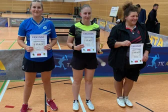 Tischtennis: Annabergerin verteidigt erneut Titel - Heidi Knoth (M.) verteidigte ihren Titel zur Kreismeisterschaft, musste sich dafür aber ganz schön strecken.