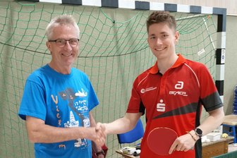 Tischtennis-Ass aus dem Erzgebirge nutzt die Rangliste als Härtetest - Lennart Bergauer (r.) wurde auch von André Carlowitz, Vorsitzender des TTC Lugau, beglückwünscht.
