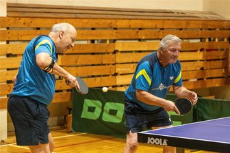 Tischtennis: Auch mit 70 Jahren kein bisschen leise - Auch im hohen Alter zeigt Josef Cermak (r.), was er an den Platten noch so drauf hat. Hier im Doppel mit seinem Landsmann Jiri Ezr.