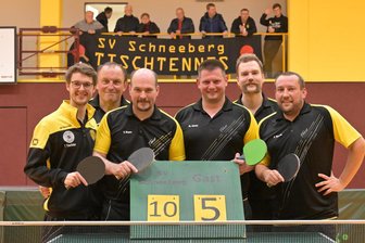 Tischtennis: Aufsteiger aus Schneeberg braucht Bedenkzeit - Haben sich den sofortigen Wiederaufstieg vorgenommen und geschafft: Markus Müller, Steffen Arnold, Torsten Beyer, Marcel Schulz, Simon Trommler und Julius Houda (v. l.) vom SV Schneeberg.