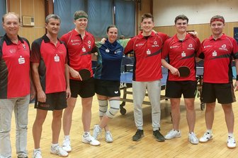 Tischtennis: Aufsteiger startet mit Erzgebirgsderby in die neue Sachsenliga-Saison - Neben den Stammspielern Marek Vojtek, Max Knappe und Lennart Bergauer trainierten Claudia Weißflog, Markus Bergauer, Petr Vytejcek und Jiri Vojtek (v. r.) in Tschechien mit.