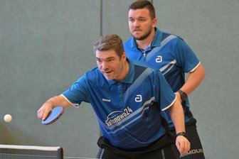 Tischtennis: Aufsteiger Wilkau-Haßlau steht vorerst wieder an der Tabellenspitze - Die Wilkau-Haßlauer Steffen Höpfner (vorn) und Paul Sichwardt gewann ihr Doppel am Samstag knapp 3:2.