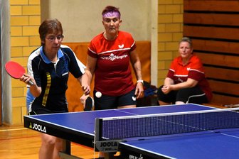 Tischtennis: Beflügelt Derbysieg der Frauen auch die Tannenberger Männer? - Kathrin Broberg (l.) und Beatrix Hermann verloren zwar ihr Doppel ganz knapp, konnten dafür aber im Einzel punkten.