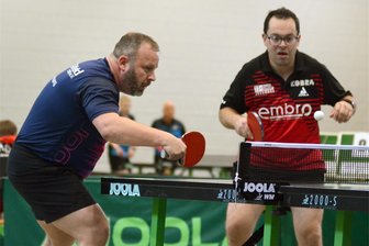 Tischtennis, Bezirksliga: Nur zwei Mann punkten für den VfB Lengenfeld - Markus Flechsing (links) und Carsten Gündel gewannen im ersten Heimspiel gegen Pobershau das Eingangsdoppel und je ein Einzel.
