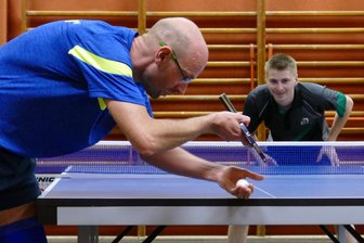 Tischtennis-Bezirksliga: Zschopauer feilen an Traum-Hinrunde - Der Marienberger René Barthmann (vorn) und Zschopaus Philipp Weber treffen am Wochenende mit ihren Teams auf Schneeberg.