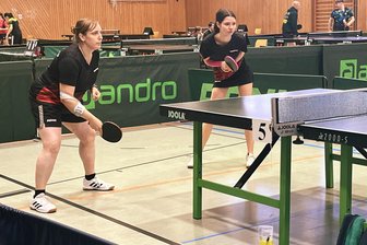 Tischtennis-Bezirksmeisterschaft: Fünf Medaillen gehen ins Vogtland - Das vogtländische Doppel Sandra Licht-Großpietzsch und Lea Riedel in Aktion.