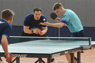 Tischtennis: Dank eines Debütanten darf der Titelverteidiger in Zschopau doch noch jubeln - Philipp Weber und Thomas David (von rechts) bildeten beim 9. Ronny-Lohse-Gedenkturnier in Zschopau ein unschlagbares Duo.