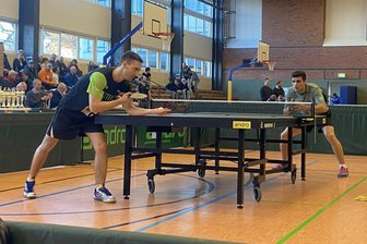 Tischtennis: Der Überraschungssieger kommt vom Favoritenverein aus Hohenstein-Ernstthal - Zum vereinsinternen Duell wurde das Einzelfinale der Männer bei der Tischtennis-Landesmeisterschaft. Am Ende behielt Carlos Mühlbach (hinten) vom SV Sachsenring Hohenstein-Ernstthal klar die Oberhand im Spiel gegen Nick Neumann-Manz.