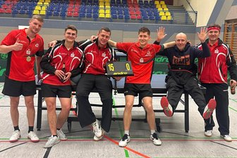 Tischtennis-Derby im Erzgebirge: Duell sieht einen klaren Sieger - Erleichtert: Die Männer des 1. TTV Schwarzenberg haben das Derby gegen Lugau gewonnen.