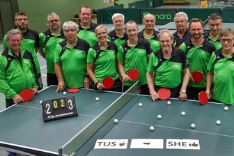 Tischtennis: Ein "gallisches Dorf" in Hohenstein-Ernstthal - Eine eingeschworene Gemeinschaft: Die Tischtennisabteilung des TuS Hohenstein - hier 14 ihrer 26 Mitglieder inklusive Abteilungsleiter Stefan Lerche (Mitte der vorderen Reihe) bei einer Trainingseinheit - wechselt im September zum SV Sachsenring. 