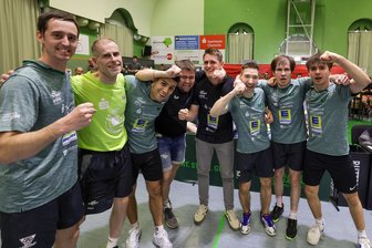 Tischtennis: Ein Satz mehr bringt Hohenstein-Ernstthal den Klassenerhalt in der 2. Bundesliga - Nach fast vier Stunden Wettkampfzeit fix und fertig, aber überglücklich: Die erste Mannschaft des TTC Sachsenring Hohenstein-Ernstthal spielt auch in der nächsten Saison in der 2. Bundesliga.