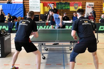 Tischtennis-Elite lässt sich nicht lumpen – und einem Erzgebirger gelingt ein Husarenstück - Gunnar Köhler (Mitte) wurde im Einzel Zweiter. Hier wartet der Thumer im Doppel mit Clubkamerad Timo Freye gespannt auf den Aufschlag.