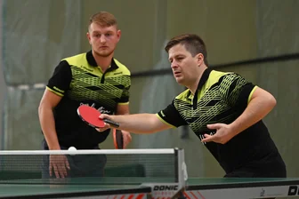 Tischtennis: Entscheidungsdoppel bringt Penigern zweiten Saisonsieg - André Wolf (r.), hier in einem früheren Spiel im Doppel mit Jonas Göppert (war am Wochenende nicht dabei), holte die vollen drei Punkte für die Peniger.