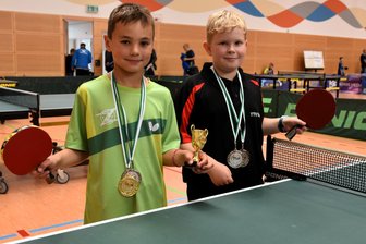 Tischtennis-Erzgebirgsmeisterschaft: Neunjähriger Debütant bringt alle zum Staunen - Kreismeister Sascha Protzner (l.) vom TSV Gornsdorf lieferte sich mit Jan Arnold vom TTV Thum ein packendes Finale.